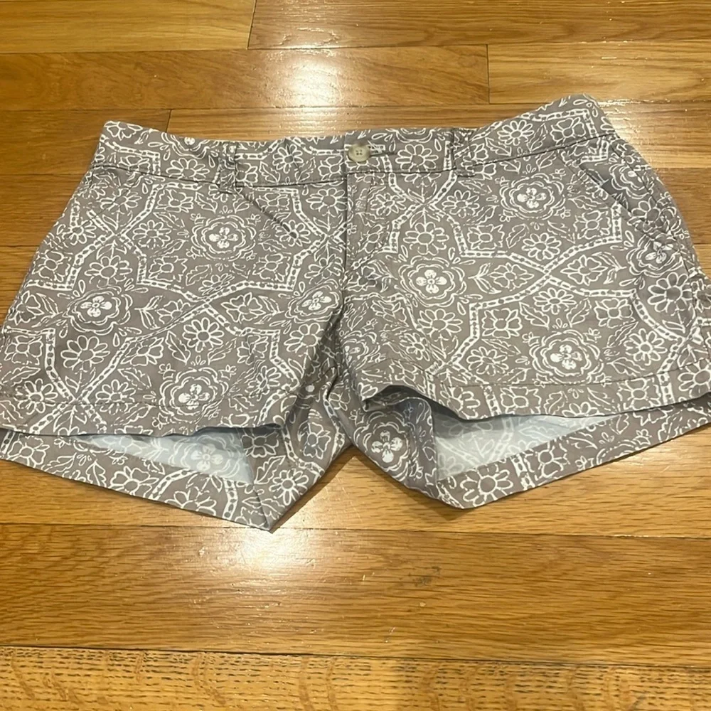 Old navy women’s floral shorts size 6 petite.
